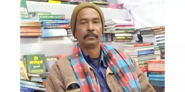 इतिहास के जुनून ने खुर्दा के दिहाड़ी मजदूर को लेखन की ओर मोड़ा इतिहास के जुनून ने खुर्दा के दिहाड़ी मजदूर को लेखन की ओर मोड़ा