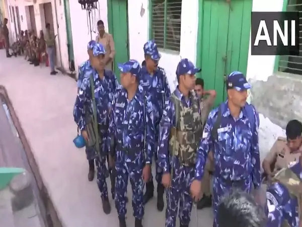 UP: सड़कों पर शुक्रवार की नमाज़ नहीं, पुलिस ने संभल में फ्लैग मार्च किया UP: सड़कों पर शुक्रवार की नमाज़ नहीं, पुलिस ने संभल में फ्लैग मार्च किया