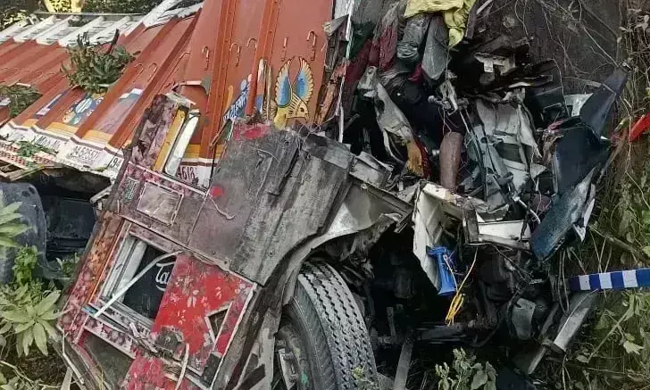 Sultanpur: लखनऊ-बलिया हाइवे पर ट्रक पेड़ से टकराया, दो की मौत Sultanpur: लखनऊ-बलिया हाइवे पर ट्रक पेड़ से टकराया, दो की मौत
