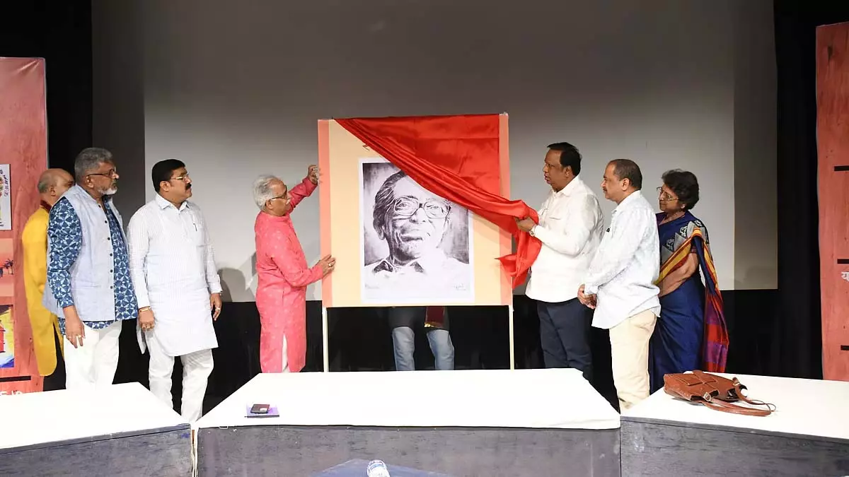 Maharashtra: सरकार श्रमराज कवि नारायण सुर्वे की जयंती मनाने के लिए कार्यक्रम की मेजबानी करेगी Maharashtra: सरकार श्रमराज कवि नारायण सुर्वे की जयंती मनाने के लिए कार्यक्रम की मेजबानी करेगी
