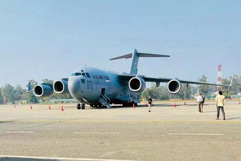 अमेरिकी अधिकारियों ने निर्वासित सिखों से पगड़ी उतारने को नहीं कहा: MEA अमेरिकी अधिकारियों ने निर्वासित सिखों से पगड़ी उतारने को नहीं कहा: MEA