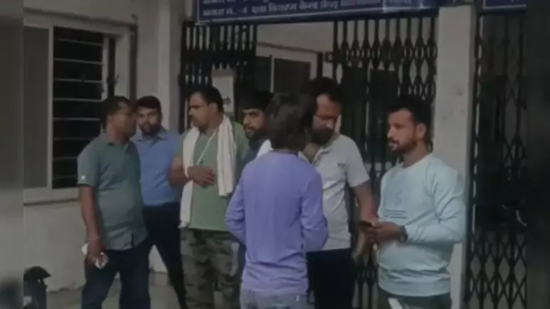 पुलिस जवान एक बार फिर भीड़ के निशाने पर आए, जानें नया मामला पुलिस जवान एक बार फिर भीड़ के निशाने पर आए, जानें नया मामला