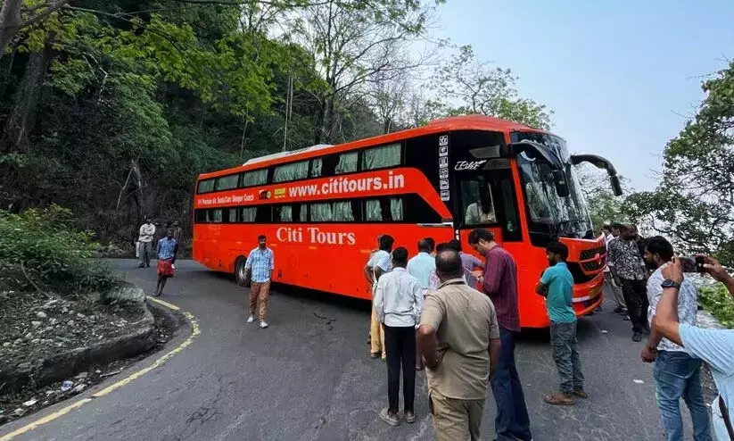 बस छठे मोड़ पर फंस गयी; थमारास्सेरी दर्रे पर ट्रैफिक जाम बस छठे मोड़ पर फंस गयी; थमारास्सेरी दर्रे पर ट्रैफिक जाम