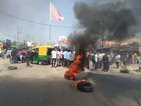 दुकानदार की हत्या के खिलाफ सड़क पर उतरे लोग, शहर के कई इलाकों की दुकानें बंद, रोड जाम दुकानदार की हत्या के खिलाफ सड़क पर उतरे लोग, शहर के कई इलाकों की दुकानें बंद, रोड जाम