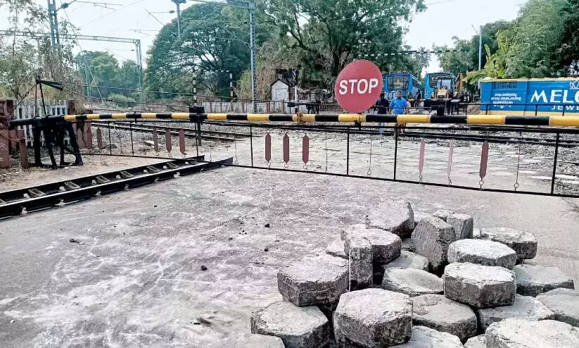 रेलवे फाटक बंद था; छात्रों ने शोक व्यक्त किया रेलवे फाटक बंद था; छात्रों ने शोक व्यक्त किया
