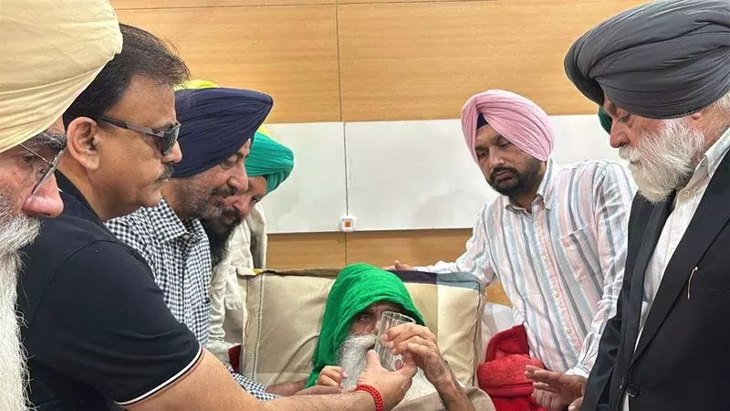 किसान नेता दल्लेवाल ने 123 दिन का अनशन तोड़ा, पानी स्वीकार किया: Punjab tells SC किसान नेता दल्लेवाल ने 123 दिन का अनशन तोड़ा, पानी स्वीकार किया: Punjab tells SC