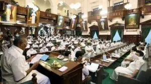 हंगामे के बीच AIADMK विधायकों को विधानसभा से बाहर निकाला गया हंगामे के बीच AIADMK विधायकों को विधानसभा से बाहर निकाला गया