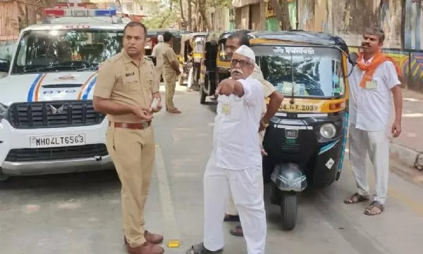 Mumbai: ठाणे आरटीओ ने अनियंत्रित बेलगाम चालकों के 119 वाहनों से 6 लाख वसूले Mumbai: ठाणे आरटीओ ने अनियंत्रित बेलगाम चालकों के 119 वाहनों से 6 लाख वसूले