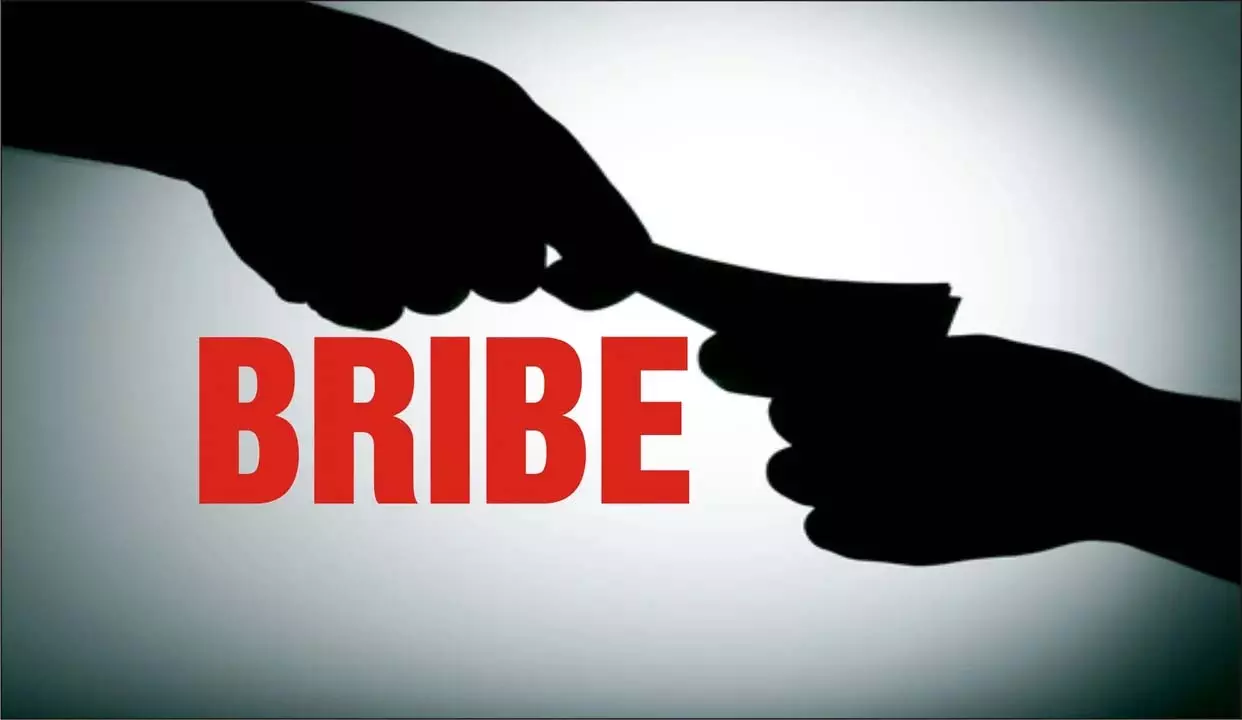 Odisha: सतर्कता विभाग ने राजस्व सहायक को 20,000 रुपये की रिश्वत लेते गिरफ्तार किया Odisha: सतर्कता विभाग ने राजस्व सहायक को 20,000 रुपये की रिश्वत लेते गिरफ्तार किया