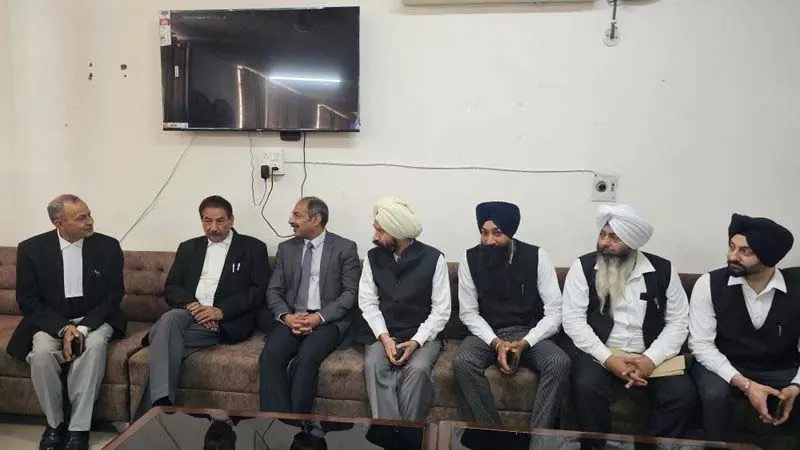 HC की जस्टिस मनुजा ने वकीलों से मुलाकात की, जमानत देने में देरी का समाधान करने का आश्वासन दिया HC की जस्टिस मनुजा ने वकीलों से मुलाकात की, जमानत देने में देरी का समाधान करने का आश्वासन दिया