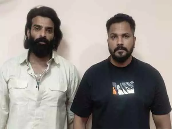 Bengaluru: बिग बॉस कन्नड़ के दो प्रतिभागी चाकू से वीडियो बनाने के आरोप में गिरफ्तार Bengaluru: बिग बॉस कन्नड़ के दो प्रतिभागी चाकू से वीडियो बनाने के आरोप में गिरफ्तार