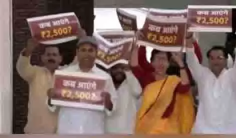 आतिशी और अन्य आप विधायकों ने महिला समृद्धि योजना को लेकर BJP सरकार के खिलाफ किया विरोध प्रदर्शन आतिशी और अन्य आप विधायकों ने महिला समृद्धि योजना को लेकर BJP सरकार के खिलाफ किया विरोध प्रदर्शन