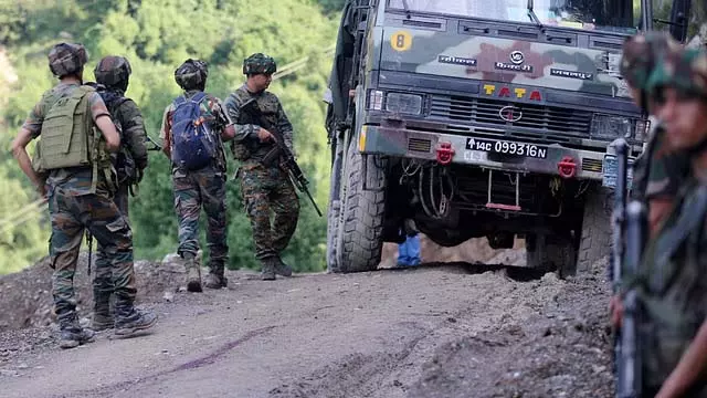 सुरक्षा बल J&K के कठुआ में शेष आतंकवादियों का पीछा कर रहे सुरक्षा बल J&K के कठुआ में शेष आतंकवादियों का पीछा कर रहे