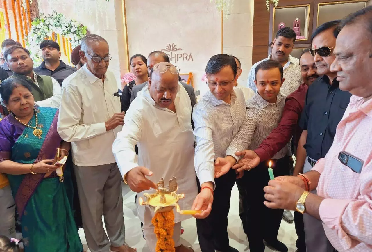 Ayodhya: विधि विधान के साथ ऐश्प्रा जेम्स एंड ज्वेल्स ने स्टोर का शुभारंभ किया Ayodhya: विधि विधान के साथ ऐश्प्रा जेम्स एंड ज्वेल्स ने स्टोर का शुभारंभ किया