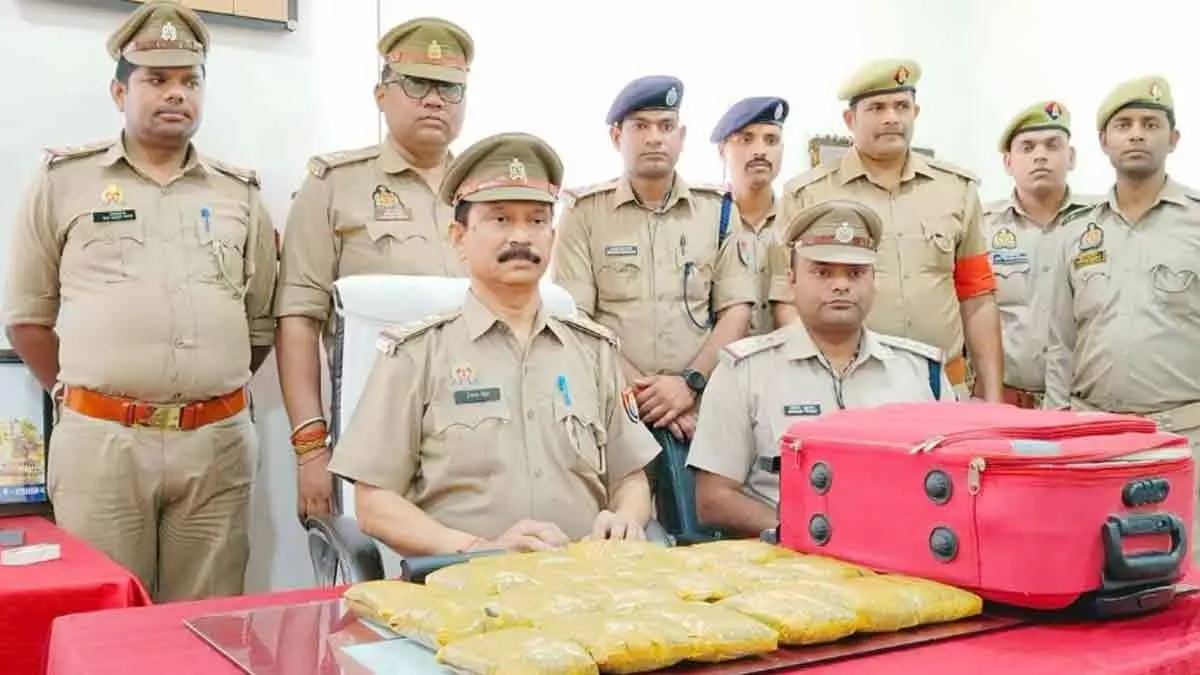 Varanasi: पुलिस ने 5 करोड़ की चरस ट्रेन से जब्त की Varanasi: पुलिस ने 5 करोड़ की चरस ट्रेन से जब्त की
