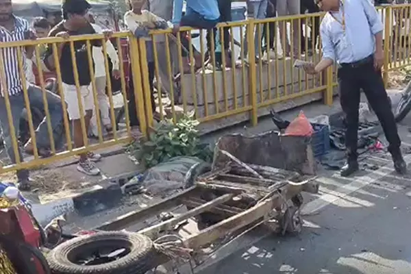 Mathura: दिल्ली-आगरा हाईवे पर कार ने ई-रिक्शा को मारी टक्कर, 2 की मौत Mathura: दिल्ली-आगरा हाईवे पर कार ने ई-रिक्शा को मारी टक्कर, 2 की मौत