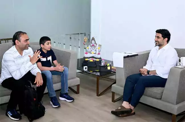 Andhra: मंत्री लोकेश ने 11 वर्षीय तकनीकी प्रतिभावान अखिल को बधाई दी Andhra: मंत्री लोकेश ने 11 वर्षीय तकनीकी प्रतिभावान अखिल को बधाई दी