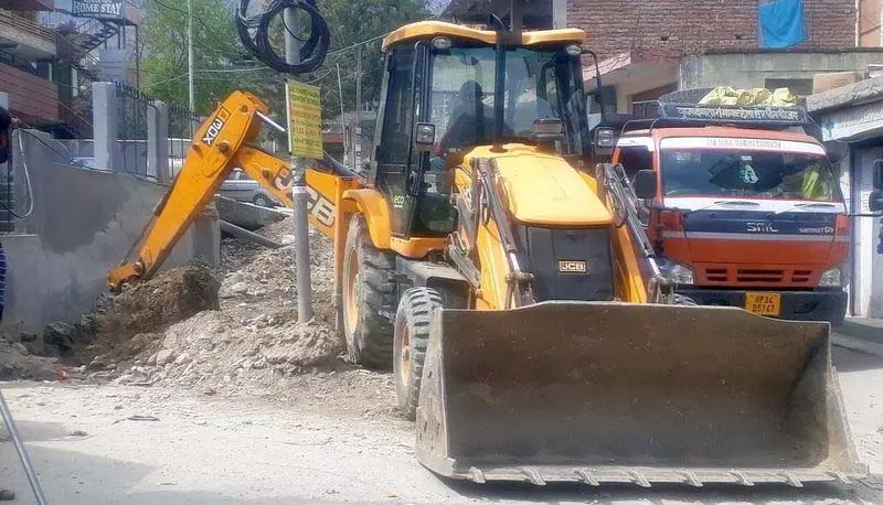 नाले से मलबा हटाने के लिए निवासियों ने JCB तैनात की नाले से मलबा हटाने के लिए निवासियों ने JCB तैनात की
