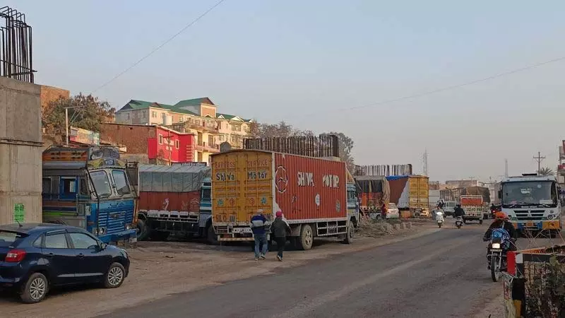 बद्दी-नालागढ़ सड़क: NHAI ने ग्रामीणों की पहुंच के लिए मध्य कट का वादा किया बद्दी-नालागढ़ सड़क: NHAI ने ग्रामीणों की पहुंच के लिए मध्य कट का वादा किया