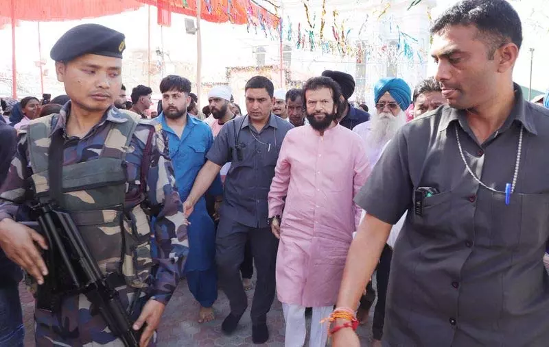 डेरा लाल बादशाह से दूर रहने के बाद पूर्व MP वापस डेरा लाल बादशाह के गद्दी नशीन बने डेरा लाल बादशाह से दूर रहने के बाद पूर्व MP वापस डेरा लाल बादशाह के गद्दी नशीन बने