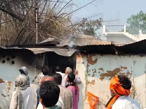 कचरे का आग घरों को लिया चपेट में, गांव में हड़कंप कचरे का आग घरों को लिया चपेट में, गांव में हड़कंप