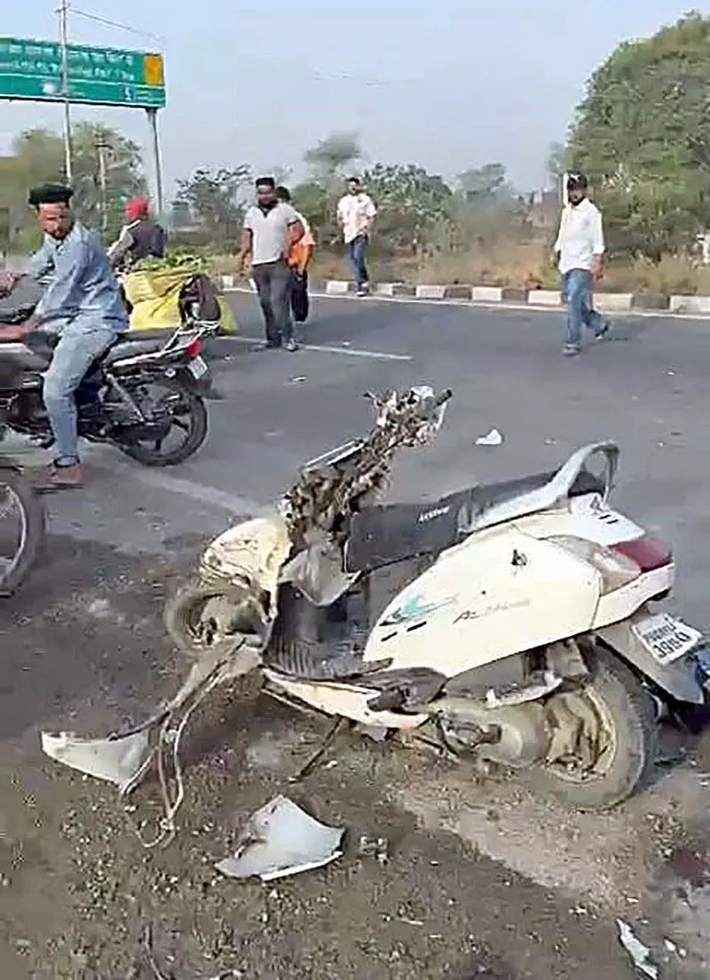 Jalandhar: एक्टिवा स्कूटर के खड़े ट्रक से टकराने से 2 लोगों की मौत Jalandhar: एक्टिवा स्कूटर के खड़े ट्रक से टकराने से 2 लोगों की मौत