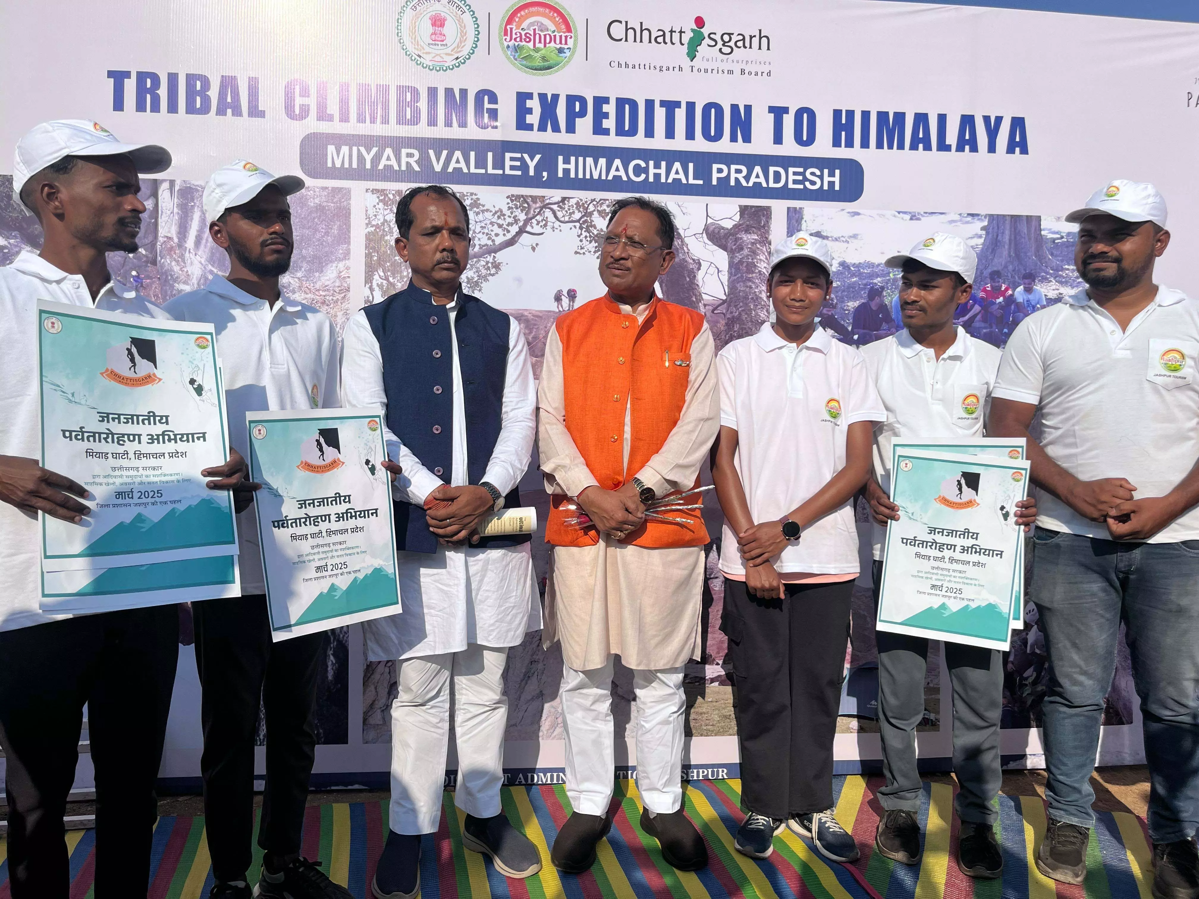 अल्पाइन पर्वतारोहण में जनजातीय प्रतिभा, जशपुर के पर्वतारोहियों का अनूठा अभियान अल्पाइन पर्वतारोहण में जनजातीय प्रतिभा, जशपुर के पर्वतारोहियों का अनूठा अभियान