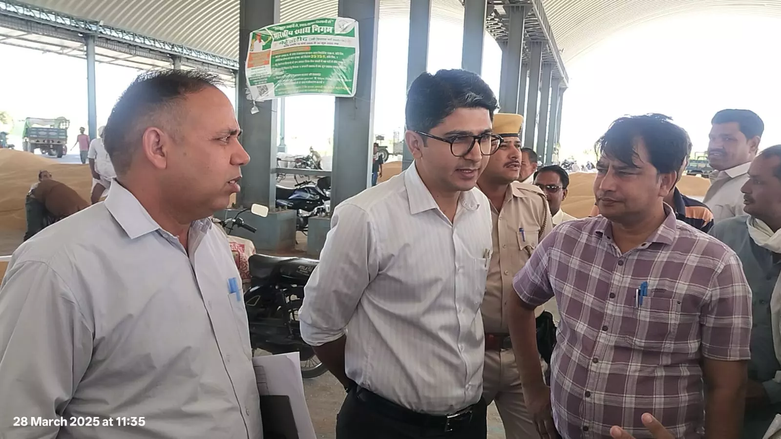 Bundi: कुंवारती मंडी में खरीद व्यवस्था का जिला कलक्टर ने किया औचक निरीक्षण Bundi: कुंवारती मंडी में खरीद व्यवस्था का जिला कलक्टर ने किया औचक निरीक्षण