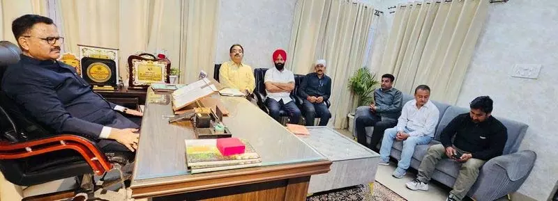 मंत्री जावेद राणा से मुलाकात के बाद PHE दैनिक वेतनभोगियों ने हड़ताल खत्म की मंत्री जावेद राणा से मुलाकात के बाद PHE दैनिक वेतनभोगियों ने हड़ताल खत्म की