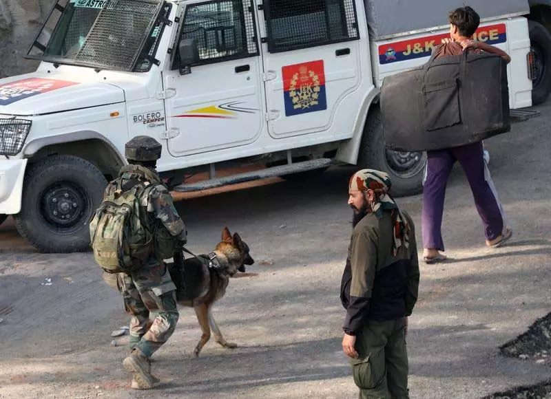 Kathua में सुरक्षा बलों ने आतंकवाद विरोधी अभियान फिर से शुरू, चौथे पुलिसकर्मी का शव देखा गया Kathua में सुरक्षा बलों ने आतंकवाद विरोधी अभियान फिर से शुरू, चौथे पुलिसकर्मी का शव देखा गया