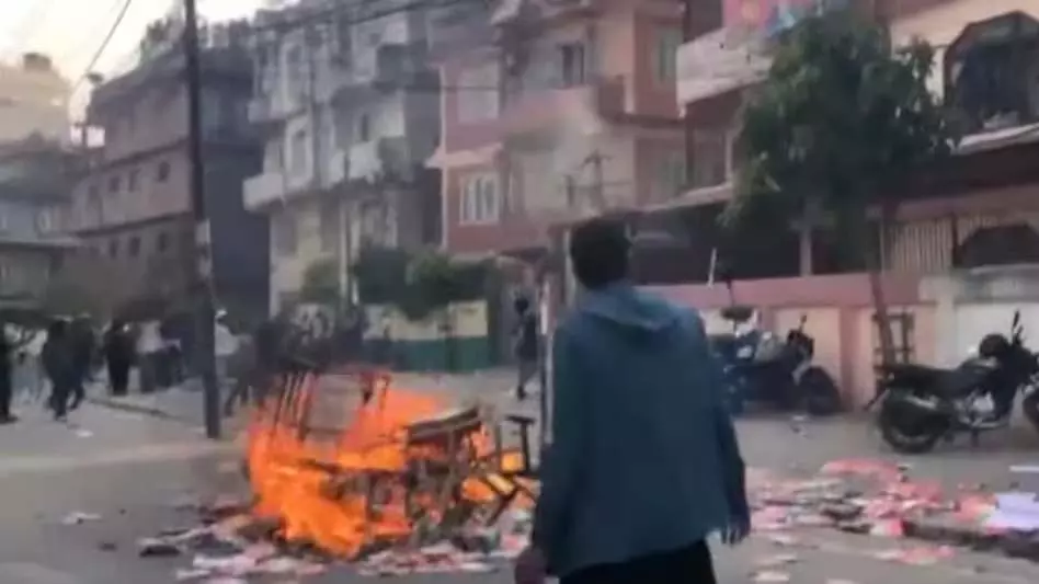 BIG BREAKING: राजशाही समर्थकों और सुरक्षा बलों के बीच झड़प BIG BREAKING: राजशाही समर्थकों और सुरक्षा बलों के बीच झड़प