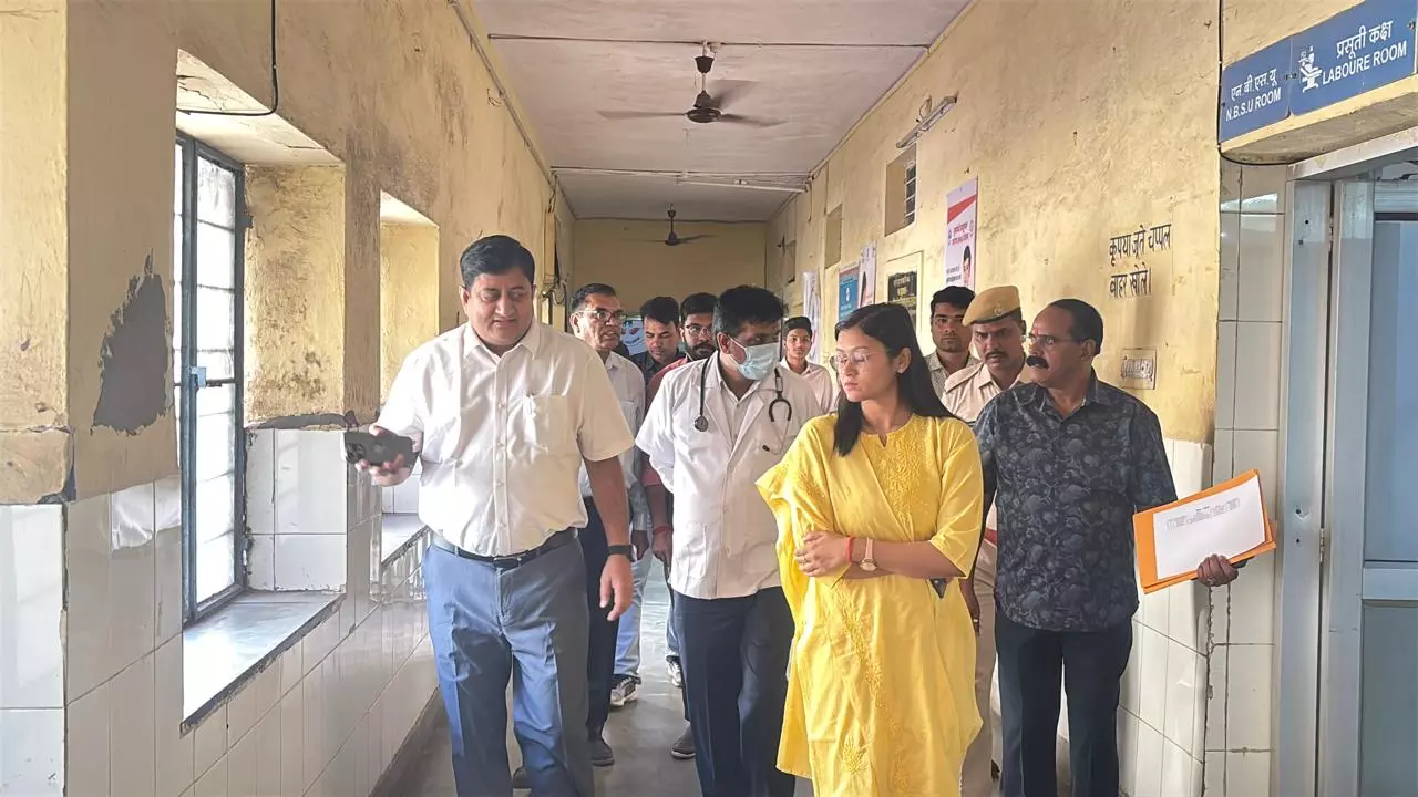 Jaipur: संभागीय आयुक्त ने सीएचसी भवानी मंडी का किया औचक निरीक्षण Jaipur: संभागीय आयुक्त ने सीएचसी भवानी मंडी का किया औचक निरीक्षण