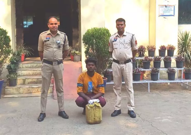 14 लीटर महुआ शराब के साथ आरोपी गिरफ्तार 14 लीटर महुआ शराब के साथ आरोपी गिरफ्तार