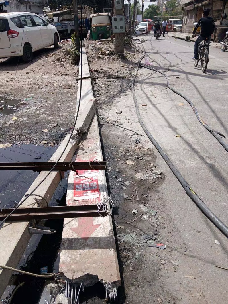 तेज रफ्तार ट्रक ने Karbara Road पर पोल उखाड़ा, बिजली आपूर्ति बाधित तेज रफ्तार ट्रक ने Karbara Road पर पोल उखाड़ा, बिजली आपूर्ति बाधित