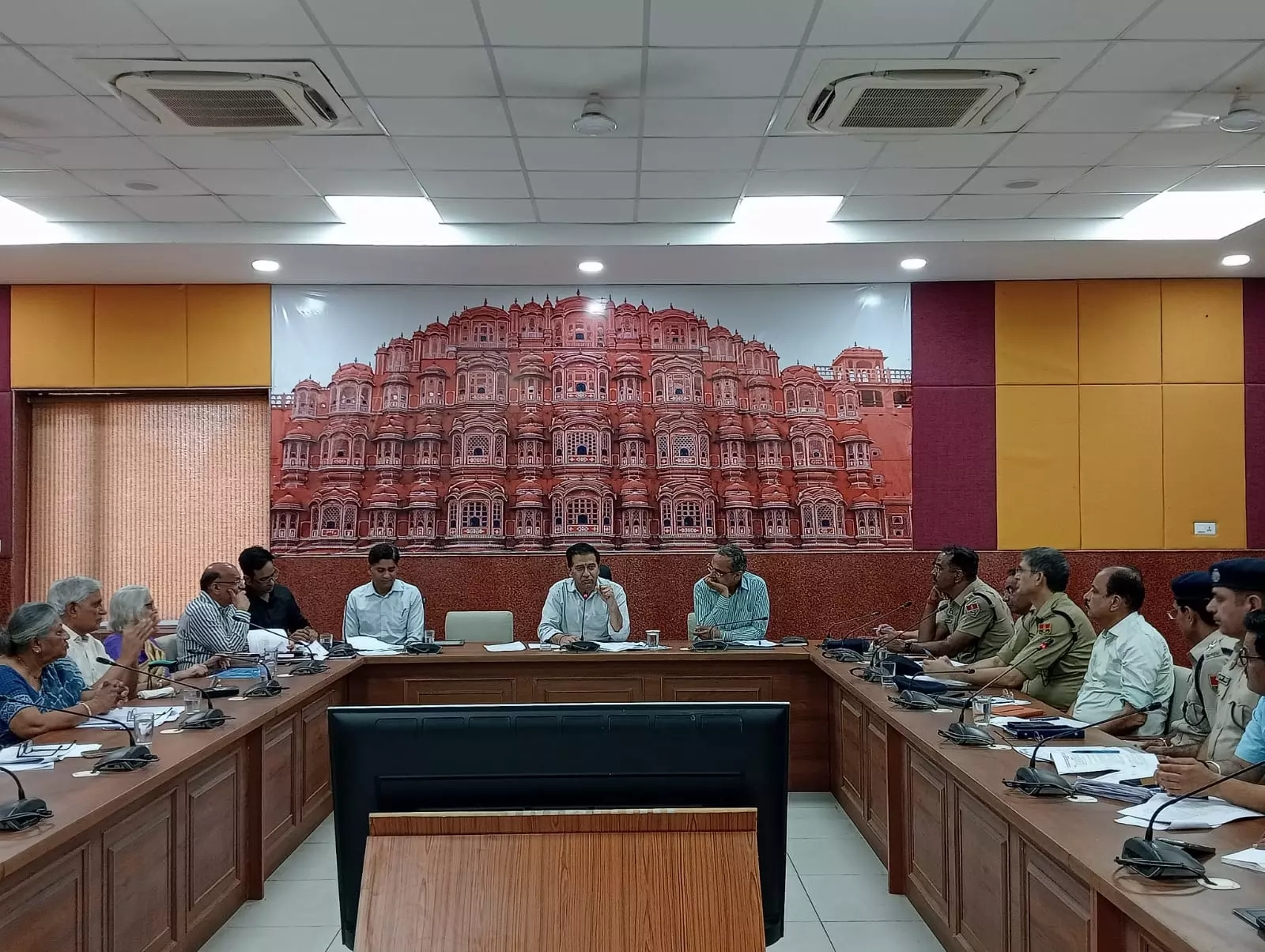 Jaipur: सड़क सुरक्षा जिला प्रशासन की प्राथमिकता- जयपुर जिला कलेक्टर Jaipur: सड़क सुरक्षा जिला प्रशासन की प्राथमिकता- जयपुर जिला कलेक्टर