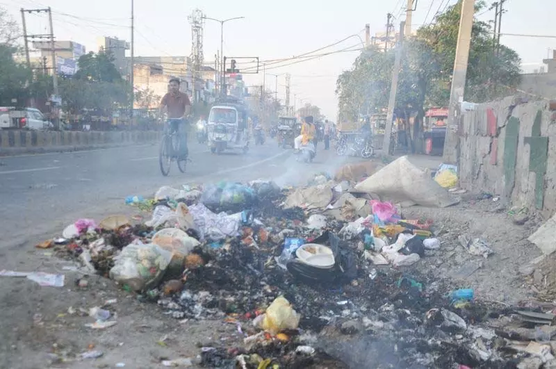 Amritsar: डंपिंग स्थलों पर आग लगने की घटनाएं अपशिष्ट प्रबंधन की समस्याएं बढ़ाती Amritsar: डंपिंग स्थलों पर आग लगने की घटनाएं अपशिष्ट प्रबंधन की समस्याएं बढ़ाती