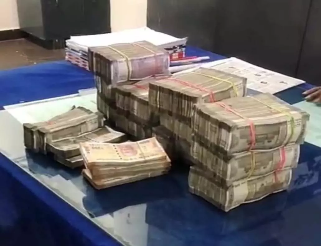 CG BREAKING: पुलिस ने संदिग्ध वाहन से बरामद किये 53 लाख, IT को दी सूचना CG BREAKING: पुलिस ने संदिग्ध वाहन से बरामद किये 53 लाख, IT को दी सूचना