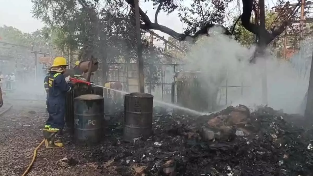 CG BREAKING: सब स्टेशन में लगी भीषण आग, देखें VIDEO... CG BREAKING: सब स्टेशन में लगी भीषण आग, देखें VIDEO...