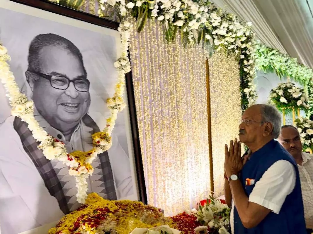 केंद्रीय शिक्षा मंत्री धर्मेंद्र प्रधान के पिता डॉ. देवेंद्र प्रधान को सांसद बृजमोहन ने दी श्रद्धांजलि केंद्रीय शिक्षा मंत्री धर्मेंद्र प्रधान के पिता डॉ. देवेंद्र प्रधान को सांसद बृजमोहन ने दी श्रद्धांजलि