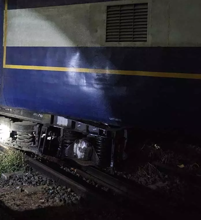 चेन्नई के ताम्बरम रेलवे स्टेशन के पास मालगाड़ी डिरेल, यातायात में रुकावट चेन्नई के ताम्बरम रेलवे स्टेशन के पास मालगाड़ी डिरेल, यातायात में रुकावट