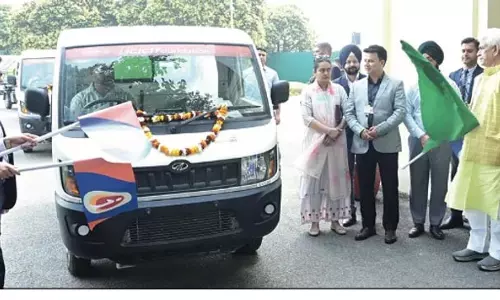 एलजी ने डोर-टू-डोर कचरा संग्रहण वाहनों के बेड़े को हरी झंडी दिखाई