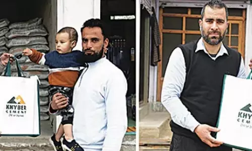 Srinagar खैबर सीमेंट ने साझेदारों को ईद उपहारों से दी त्यौहारी मुस्कुराहट Srinagar खैबर सीमेंट ने साझेदारों को ईद उपहारों से दी त्यौहारी मुस्कुराहट