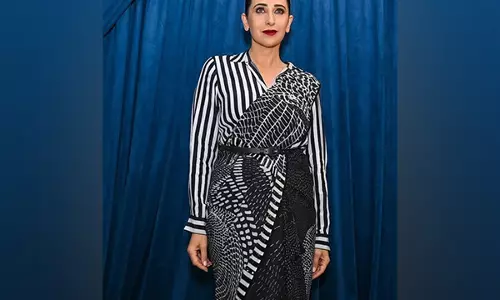लैक्मे फैशन वीक एक्स FDCI में मोनोक्रोम बेल्टेड साड़ी में करिश्मा कपूर ने सबका ध्यान अपनी ओर खींचा