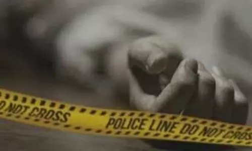 गुजरात के वलसाड में परिवार ने की सामूहिक आत्महत्या; पति-पत्नी, दो साल के बच्चे का मिला शव गुजरात के वलसाड में परिवार ने की सामूहिक आत्महत्या; पति-पत्नी, दो साल के बच्चे का मिला शव