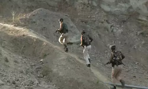 Kathua में आतंकवादियों के साथ गोलीबारी, अभियान जारी
