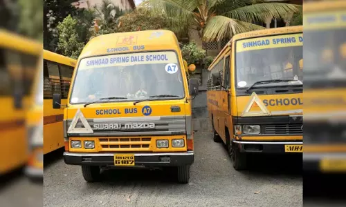 ड्राइवर की लापरवाही के कारण कॉलेज छात्र बस से गिरा ड्राइवर की लापरवाही के कारण कॉलेज छात्र बस से गिरा