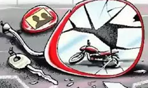 Mirzapur: कछवा-चुनार मार्ग पर ट्रैक्टर से टक्कर में बाइक सवार की मौत