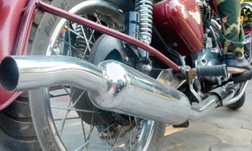Ballia: पुलिस ने तेज आवाज वाले साइलेंसर पर कार्रवाई की