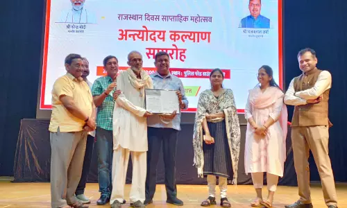 Rajasthan दिवस समारोह में वन मंत्री संजय शर्मा ने लाभार्थियों को वितरित किए चेक और पट्टे Rajasthan दिवस समारोह में वन मंत्री संजय शर्मा ने लाभार्थियों को वितरित किए चेक और पट्टे