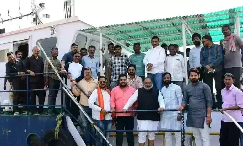 Ballia: परिवहन मंत्री दयाशंकर सिंह ने गंगा नदी में जलमार्ग विकास का निरीक्षण किया